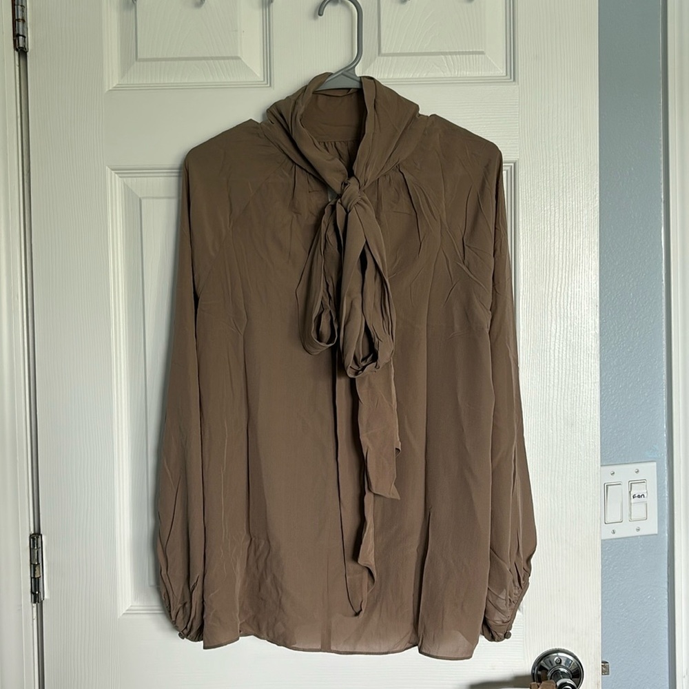 Banana Republic 100% silk  tie neck blouse. - Picture 2 of 4
